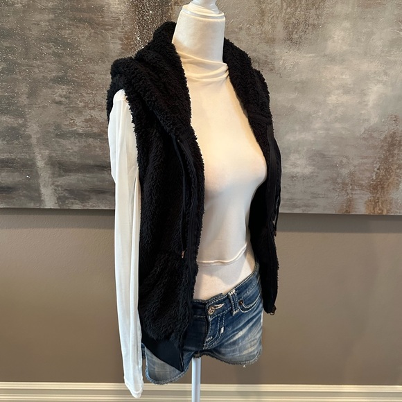 Women’s Billabong Hooded Vest - Picture 2 of 7